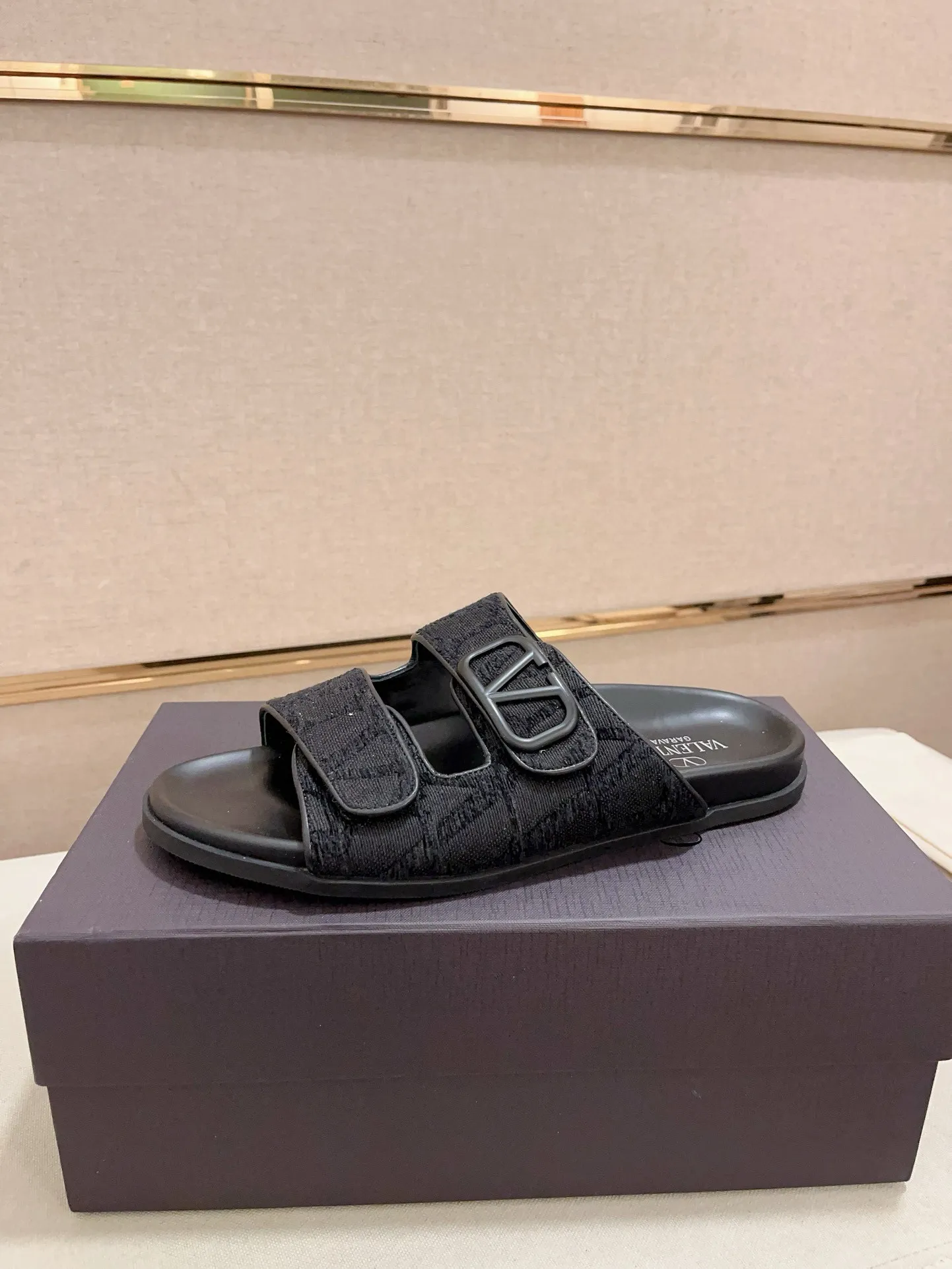 Men's shoes💰: 440💰[Valentino] New men's boutique slippers, counter quality, classic plaid, the actual workmanship is quite complex🔰The uppers are made of imported fabrics➕🐑Sheepskin lining, which tests the craftsman's craftsmanship➕original PU outsole. Size: 38-44 (45 can be customized, non-refundable)